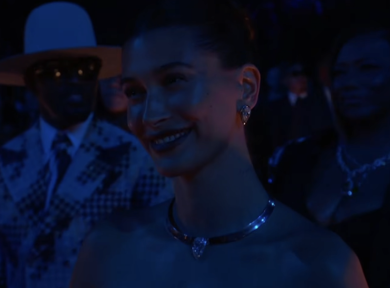 Джастин Бибер лишь в носках и боксерах феерично вернулся на сцену "Грэмми" (видео)